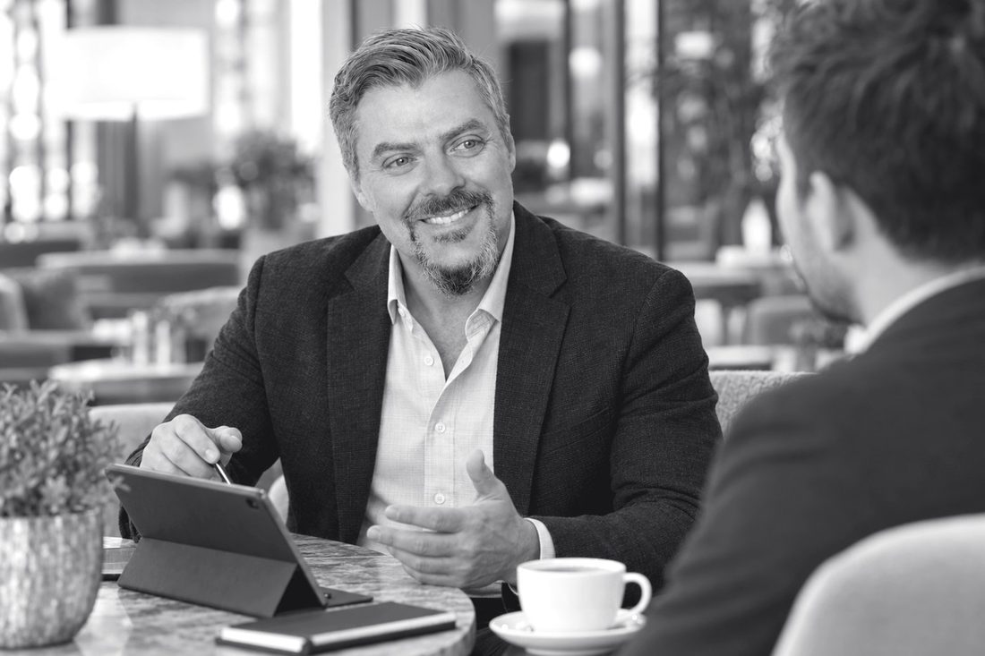Stephan Rutzenholzer in a client meeting (AI-generated image)